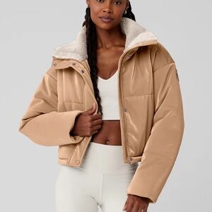 ALO ORION CROPPED PUFFER 
BEIGE SHEARLING INSIDE 
ORIGINALLY $248
Size SMALL